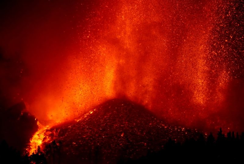 Casal alemão se refugia em barco para escapar de lava de vulcão em La Palma Casal alemão se refugia em barco para escapar de lava de vulcão em La Palma