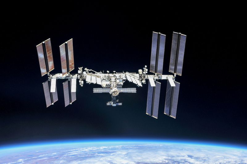 Estação Espacial Internacional manobra para se desviar de lixo espacial