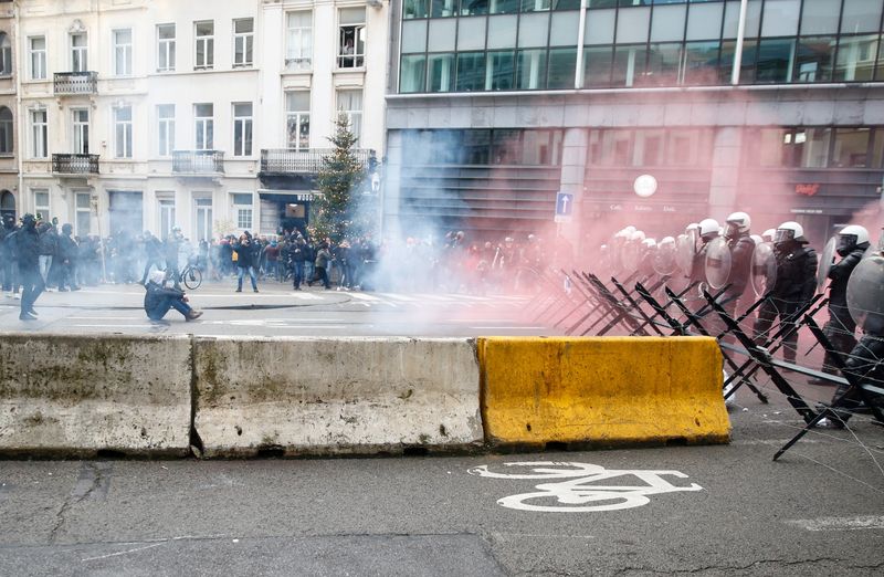 Protesto contra restrições do coronavírus se torna violento em Bruxelas