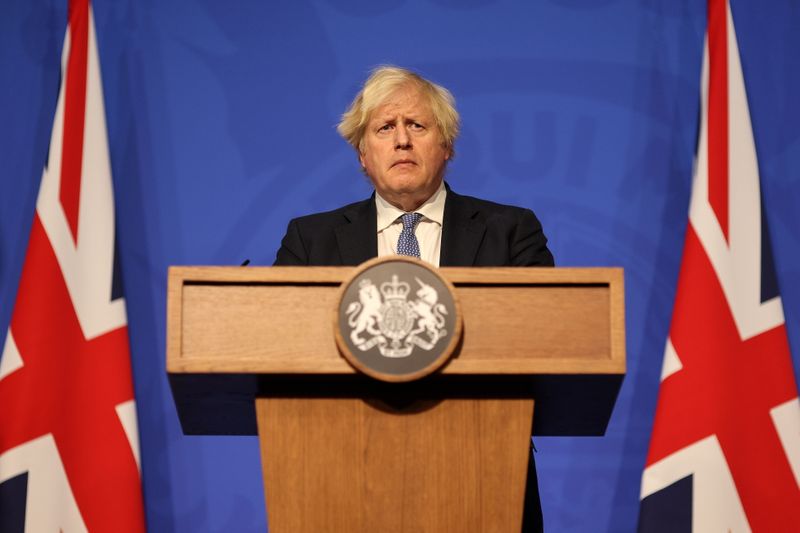 Johnson impõe “Plano B” na Inglaterra para conter Ômicron