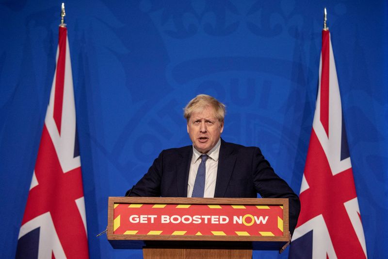 Em meio a surto da Ômicron, primeiro-ministro britânico resiste a novo lockdown