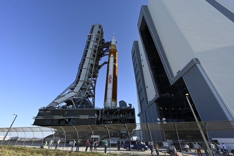 CORREÇÃO - Novo foguete lunar da NASA começa a jornada em direção à plataforma de lançamento CORREÇÃO - Novo foguete lunar da NASA começa a jornada em direção à plataforma de lançamento