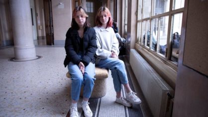 Vídeo: Depois de fugir de Kiev, gêmeos de 15 anos estudam na escola de Paris para recuperar o atraso