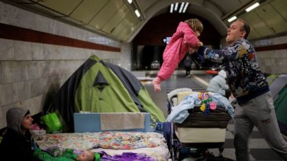 Moradores de Kiev estão tentando se acostumar com a monotonia da vida cotidiana nos abrigos do metrô