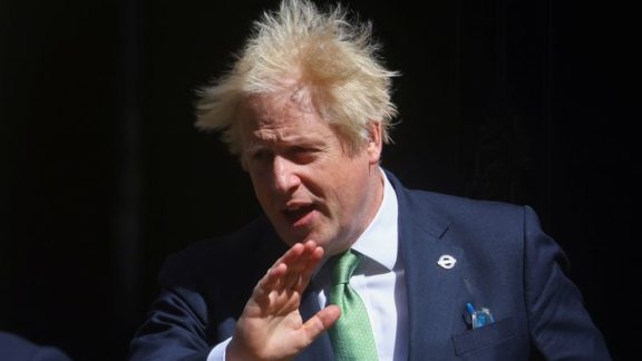 Novas fotos de Boris Johnson reacendem polêmica de festas durante lockdown