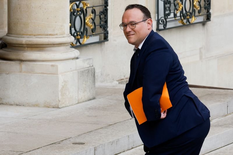 Acusações de estupro contra ministro francês ofuscam retomada do governo Macron Acusações de estupro contra ministro francês ofuscam retomada do governo Macron